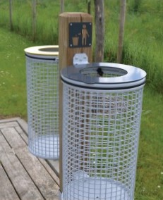 Corbeilles grillagées 60L sur poteau bois Medellin sur site